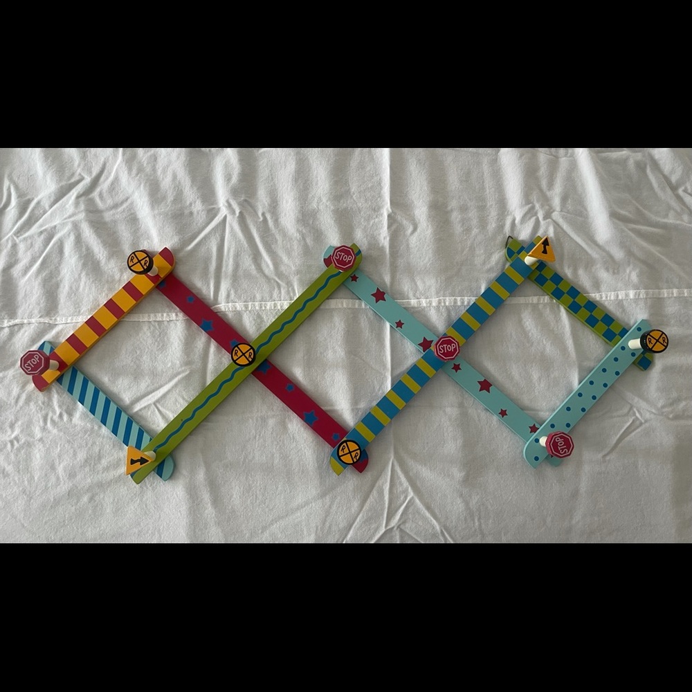 Expandable 10-peg wall rack